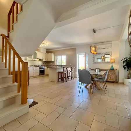 V4 Moderno Com Piscina - Burgau