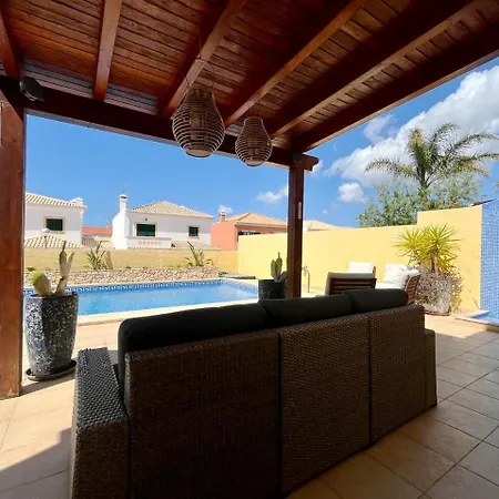 V4 Moderno Com Piscina -